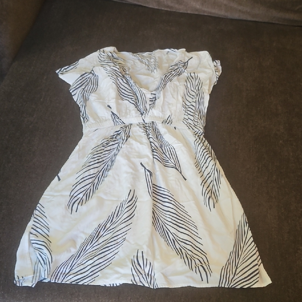 Elegant White and Navy Blue Patterned Dress